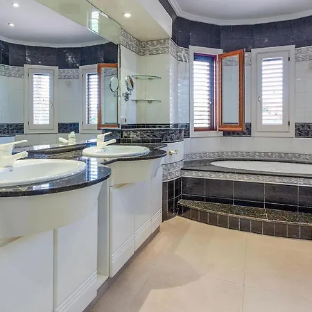Ferienhaus Stunning In Elche